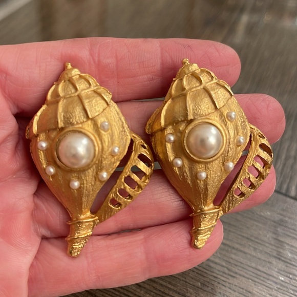 Vintage Seashell Conch Shell Gold-tone Faux Pearl Clip Earrings - Picture 10 of 16